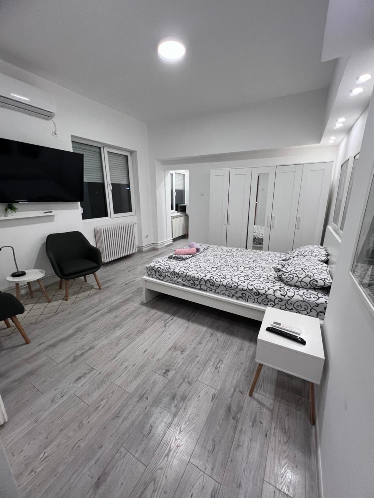 Mona's 2 * Bucharest